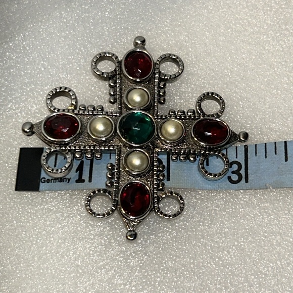 Vintage Silver Tone Brooch with pearls, green,red stones roll over  clasp 3"X3" - Picture 6 of 11